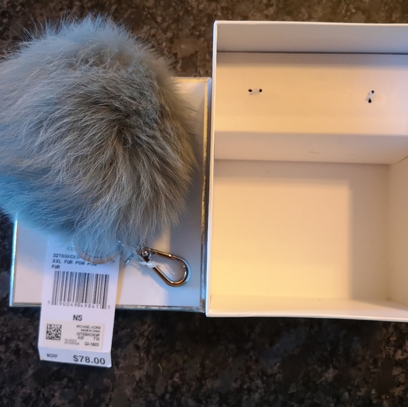 Key Charm Fur Pom Pom - Picture 9 of 11